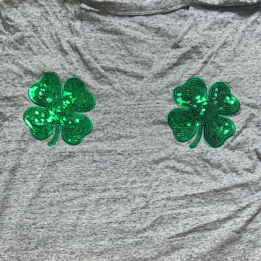 VS PINK LUCKY CHARM TEE